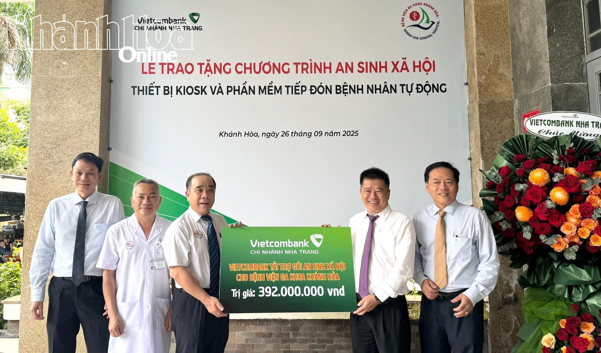 Đại diện lãnh đạo Vietcombank Nha Trang trao bảng tài trợ gói An sinh xã hội trị giá 392 triệu đồng cho Bệnh viện Đa khoa Khánh Hòa. Nguồn: Báo Khánh Hoà