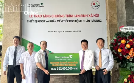 Vietcombank Nha Trang tài trợ Kiosk y tế thông minh cho Bệnh viện Đa khoa Khánh Hòa